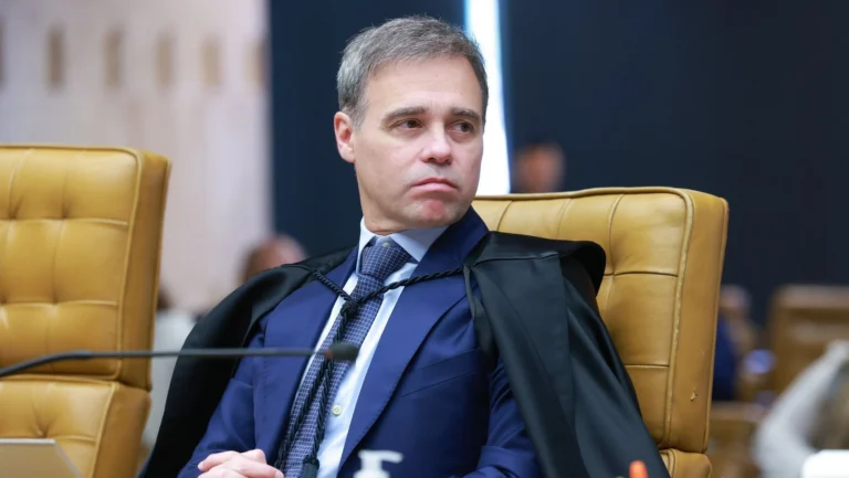 Troca da PF no caso Lulinha surpreende e incomoda André Mendonça