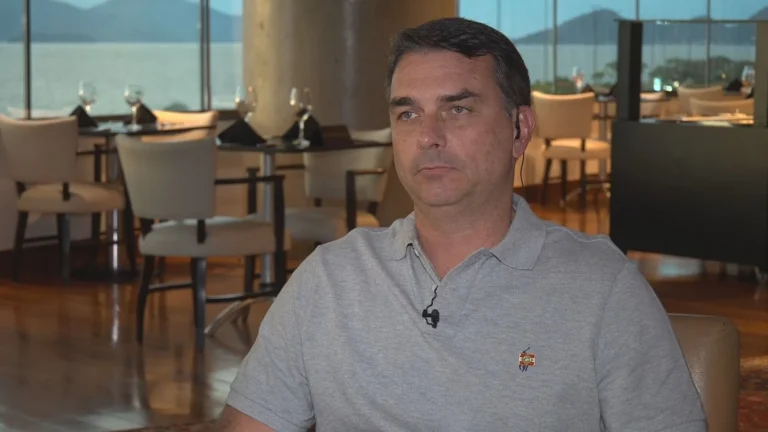 Flavio troca marqueteiro de campanha após caso Dark Horse