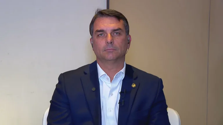 À CNN, Flávio diz que pode vazar novo vídeo, mas “não vai ter surpresinha”