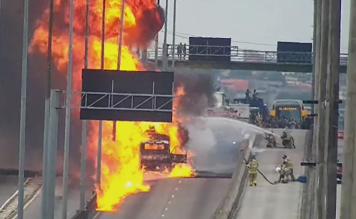 Vídeo: Incêndio em caminhão-tanque bloqueia Avenida Brasil, no Rio