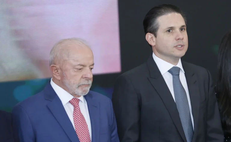Fim da 6×1: Lula e Hugo costuram acordo para redução de duas horas em 2026
