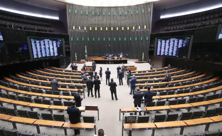 PEC 6×1: Comissão discute cronograma e vota convites a sindicatos e Boulos