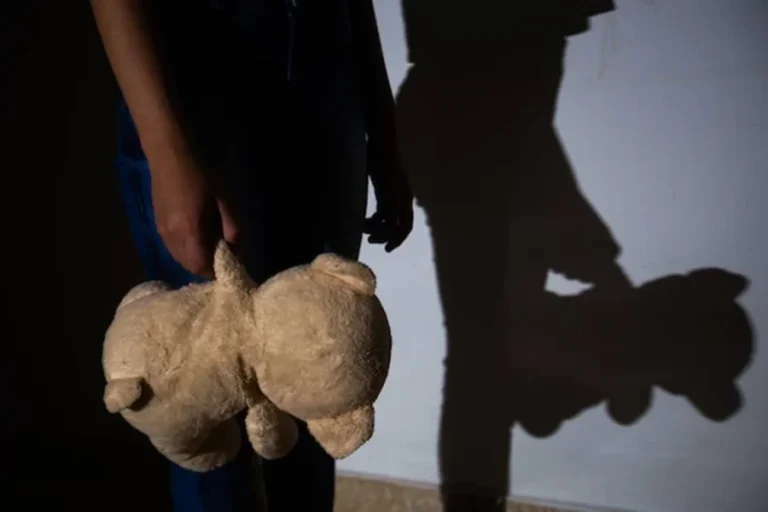 Crianças pedem socorro após serem deixadas sozinhas em apartamento