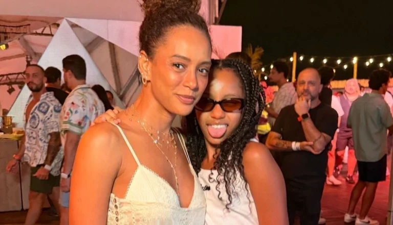 Taís Araújo posa em foto rara ao lado da filha em show de Shakira; veja