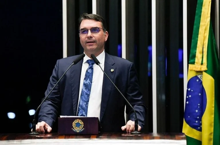 Entenda em 5 pontos como Flávio planeja reduzir crise por áudio de Vorcaro