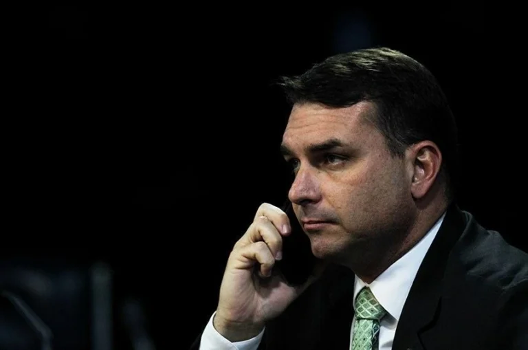 Bolsonaro me disse para ficar firme e que Michelle não é opção, diz Flávio