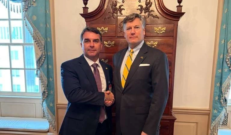 Flávio Boslonaro se reúne com número 2 da diplomacia dos EUA