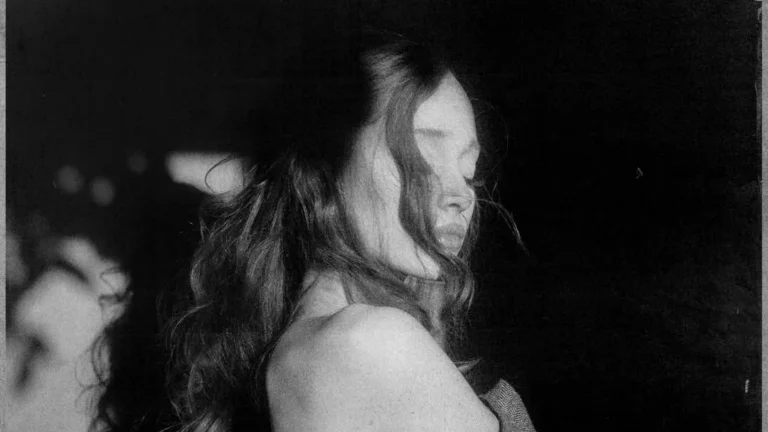 Ariana Grande estreia “Hate That I Made You Love Me” no topo do Spotify