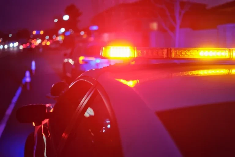 Mulher é espancada ao proteger o filho de traficantes de drogas