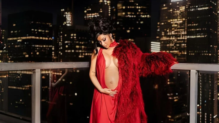 Cardi B fala sobre efeitos da maternidade em seu estilo: “Não mudei nada”