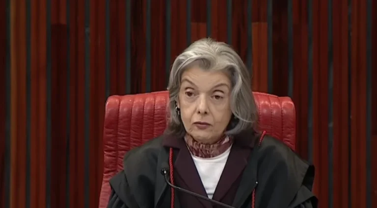 Cármen critica violência a mulheres em última sessão como presidente do TSE