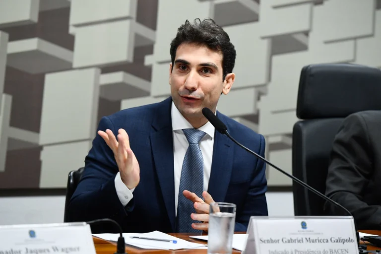 Comissão do Senado espera ouvir Galípolo em sessão voltada ao caso Master