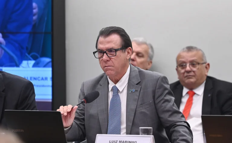 Governo celebra aprovação da 6×1 na comissão e mira 450 votos no plenário