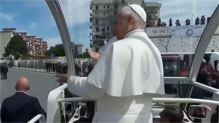 Papa Leão XIV diverte crianças ao entrar na trend “six seven” na Itália