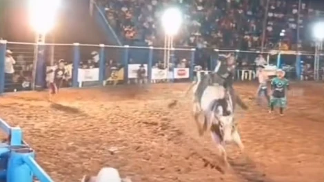 Peão morre pisoteado por touro em arena de rodeio em Rondônia