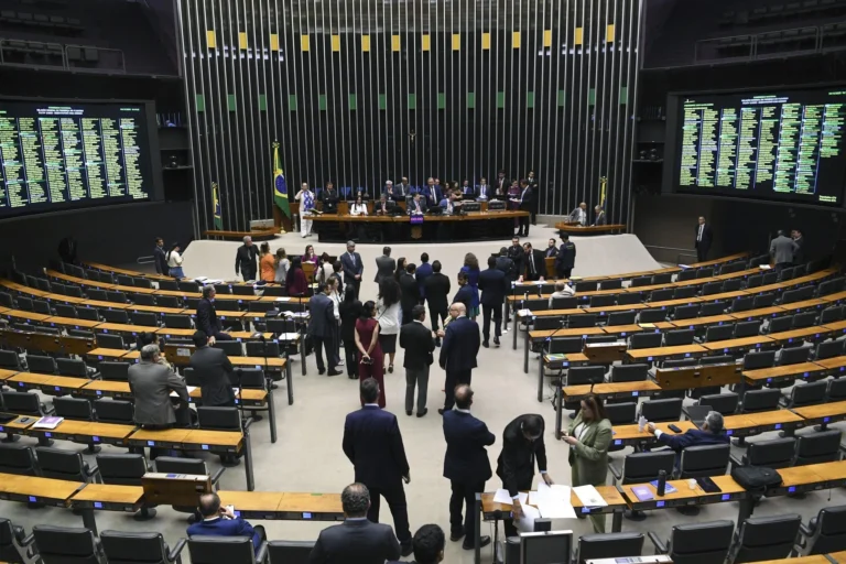 Câmara faz sessão de 8 minutos para viabilizar votação da 6×1 em comissão