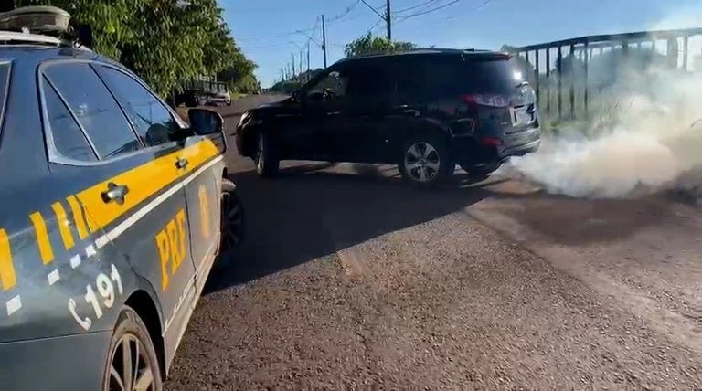 Vídeo: PRF apreende carro com dispositivo de fumaça para despistar viaturas