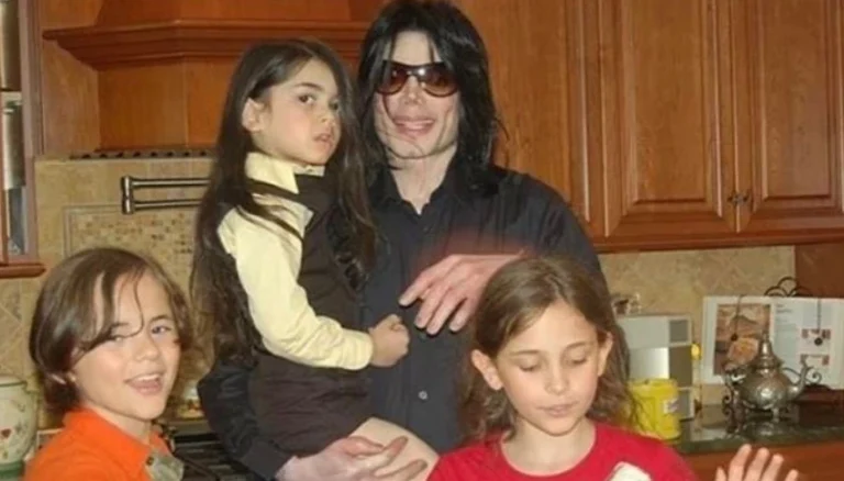Paris Jackson diz preferir manter a relação com o pai fora dos holofotes