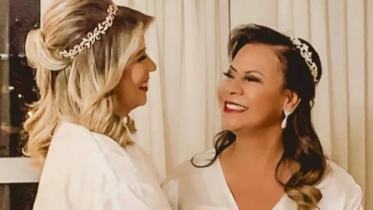 Mãe de Marília Mendonça encontra cabelo da filha em roupa e se emociona