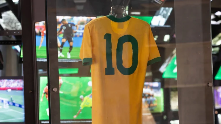 Clima de Copa do Mundo inspira exposição sobre camisas da Seleção