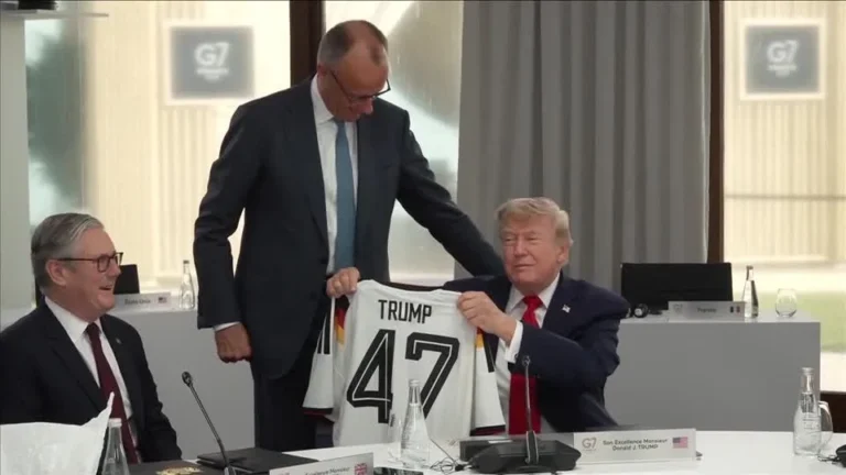 Chanceler alemão Merz presenteia Trump com camisa da seleção durante G7