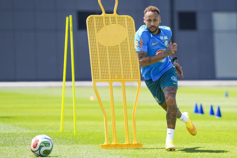 Neymar retorna aos treinos da Seleção e celebra: “Feliz demais!!”