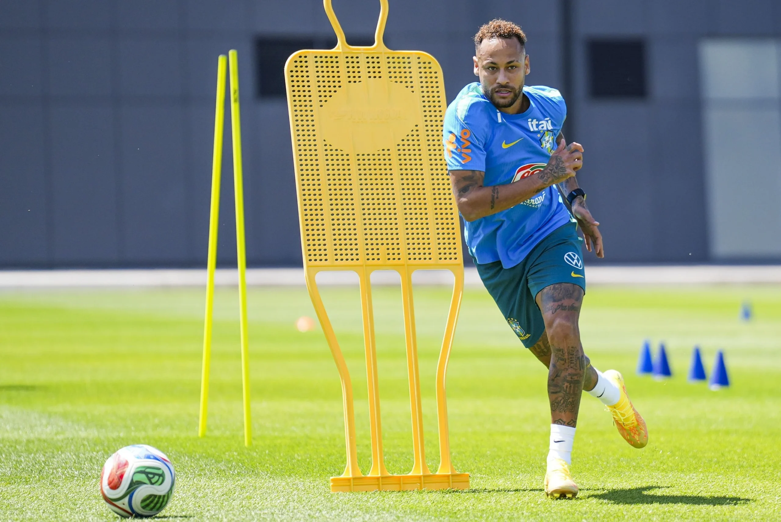 Neymar retorna aos treinos da Seleção e celebra: 
