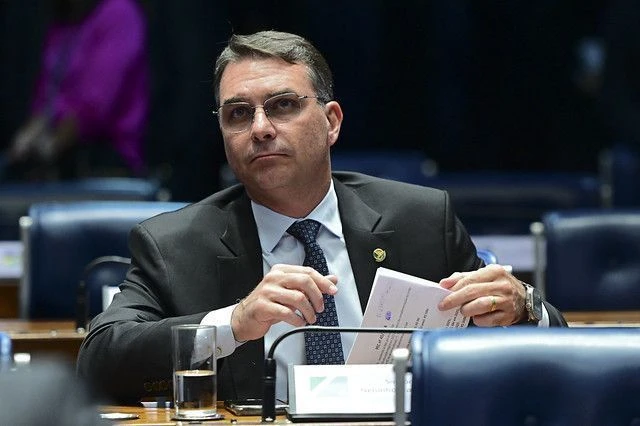 Em evento, Flávio diz que Lula parece ser “chefe do PCC”