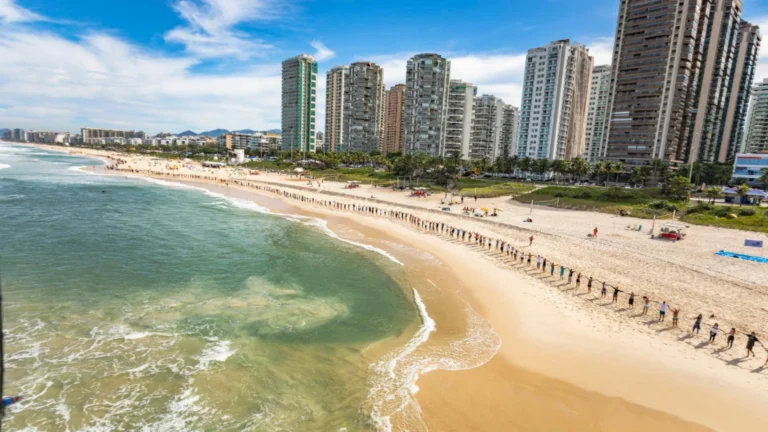 Homem desaparece após mergulhar no mar em praia no RJ