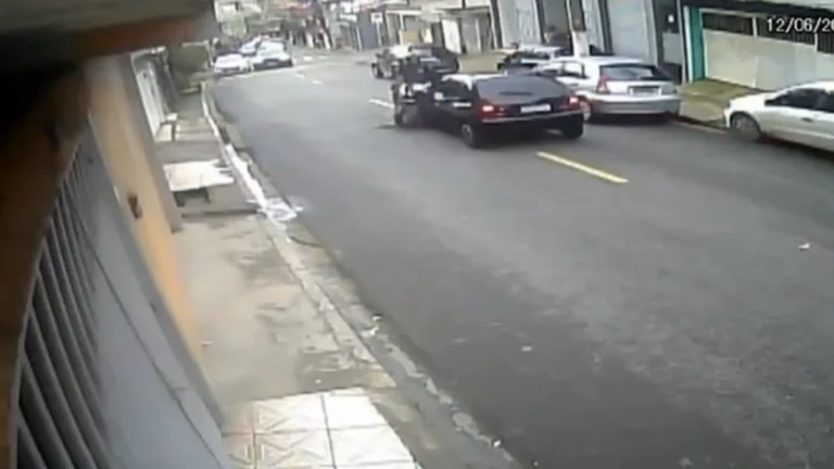 Vídeo: PM bate em carro e “voa” de moto durante perseguição em SP