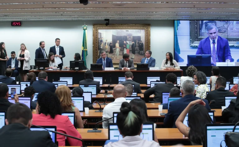 CCJ da Câmara tenta avançar com análise de PEC que reduz maioridade penal