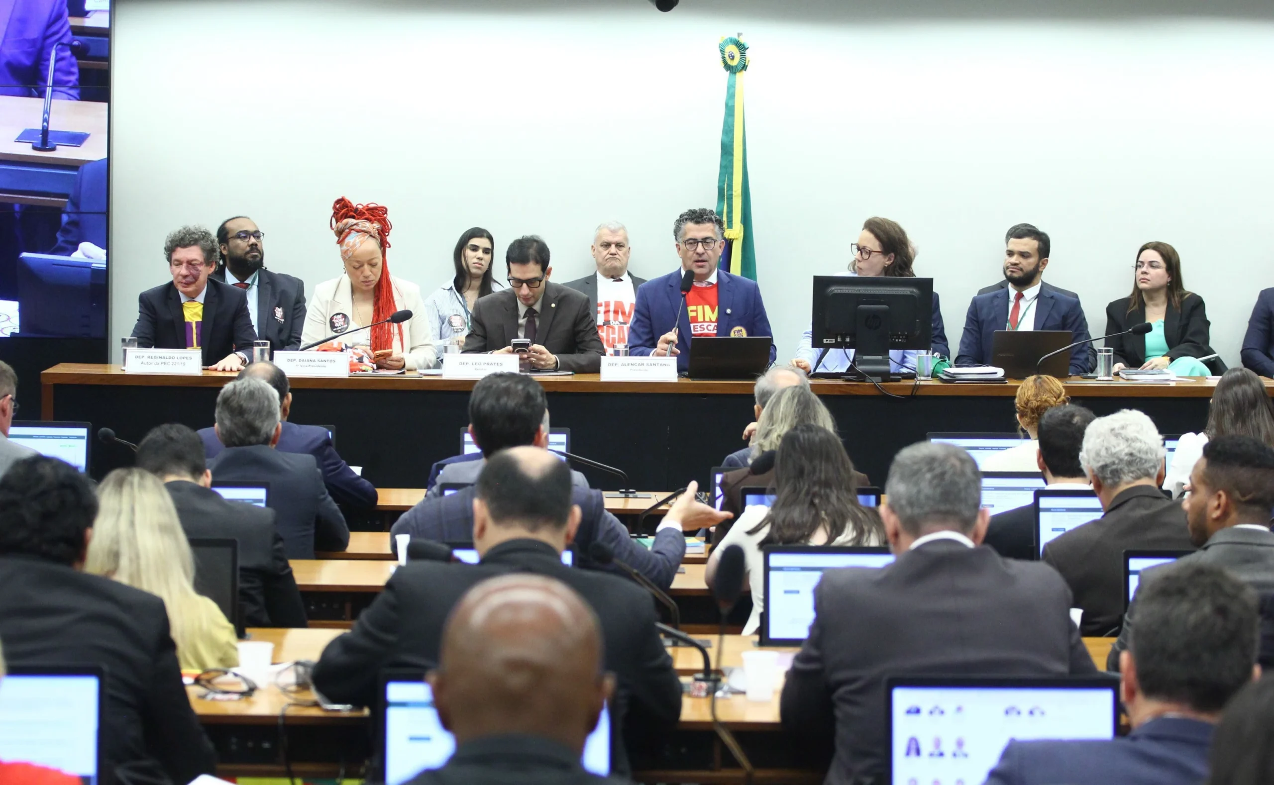Justiça manda governo suspender anúncios pagos sobre o 6x1