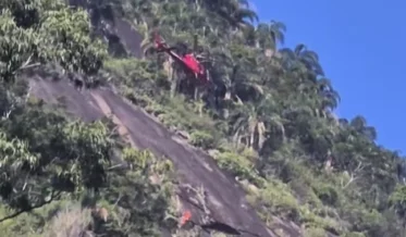 Montanhista é resgatado de helicóptero após se ferir em escalada no RJ