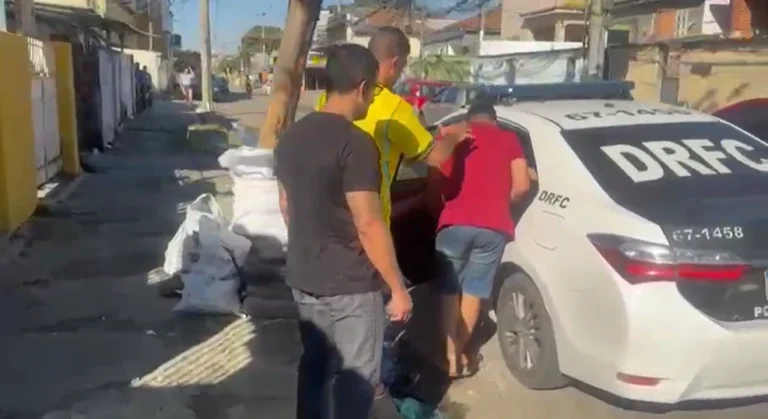 Polícia prende três suspeitos por roubo de carga de medicamentos no RJ