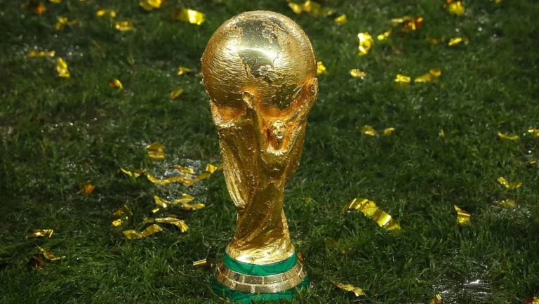 Com eleitores de olho na Copa, presidenciáveis estudam avanços no período