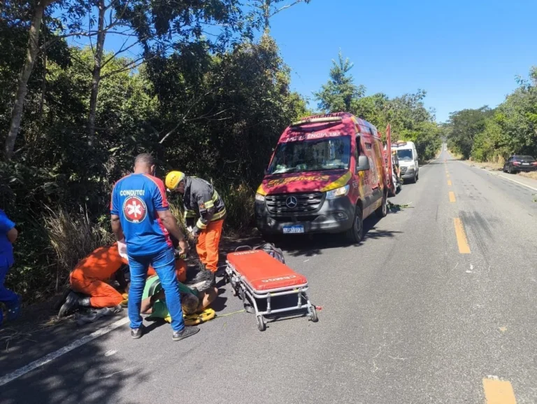 Motorista sobrevive por três dias após carro cair em ribanceira em Goiás