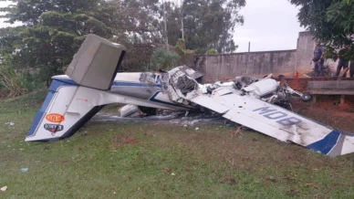 Avião de pequeno porte cai perto de aeroporto no interior de SP