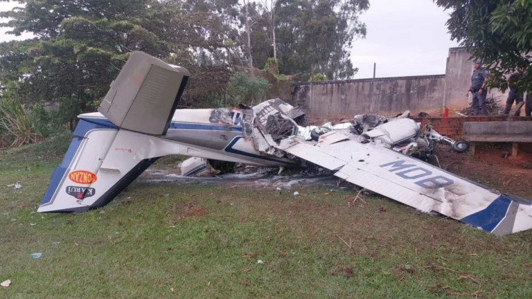 Avião de pequeno porte cai perto de aeroporto no interior de SP