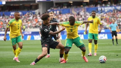 Canadá vence África do Sul nos acréscimos e vai às oitavas da Copa do Mundo