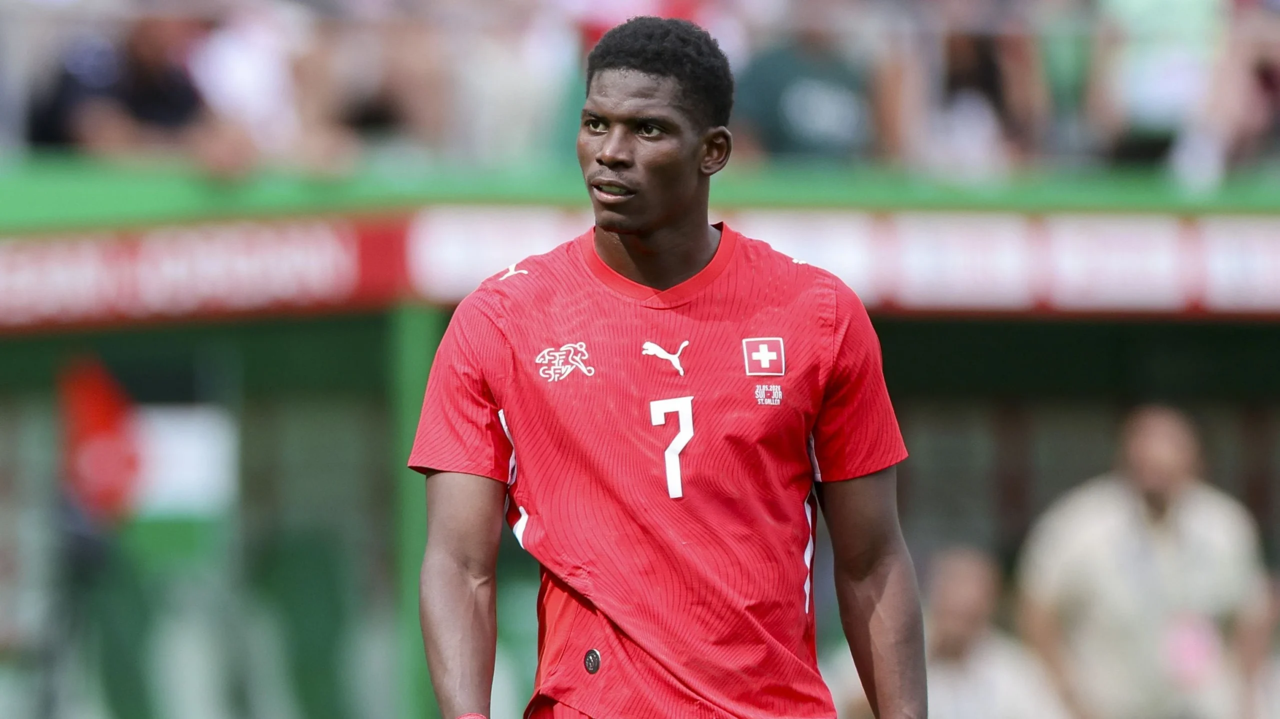 Após problema no visto, Embolo é liberado e reforçará a Suíça na Copa