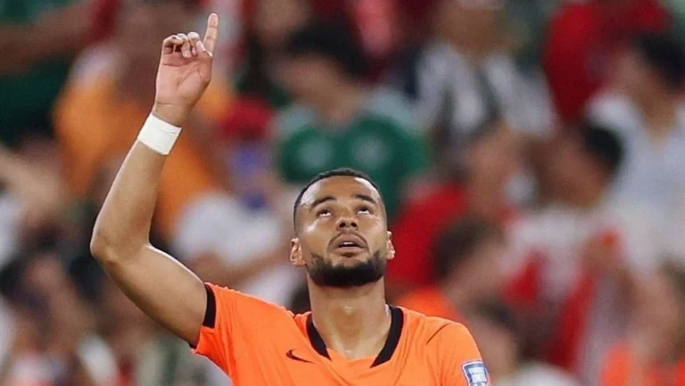 Namorada de Gakpo reage emocionada após gol durante Holanda x Marrocos
