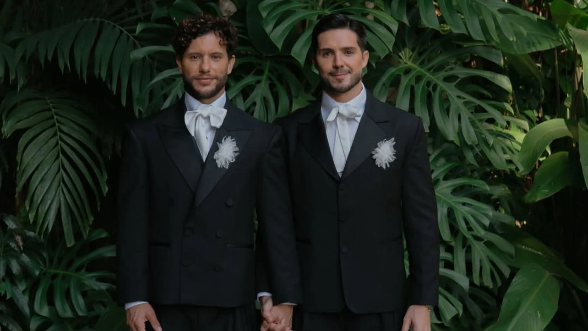 Igor Cosso abre álbum de fotos do casamento com coreógrafo do 
