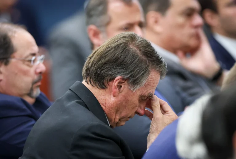 Médicos relatam piora dos soluços de Bolsonaro e pedem mais exames