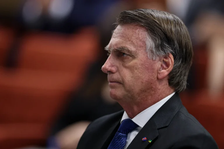 Polícia quer saber quem deu arma de Bolsonaro para militar