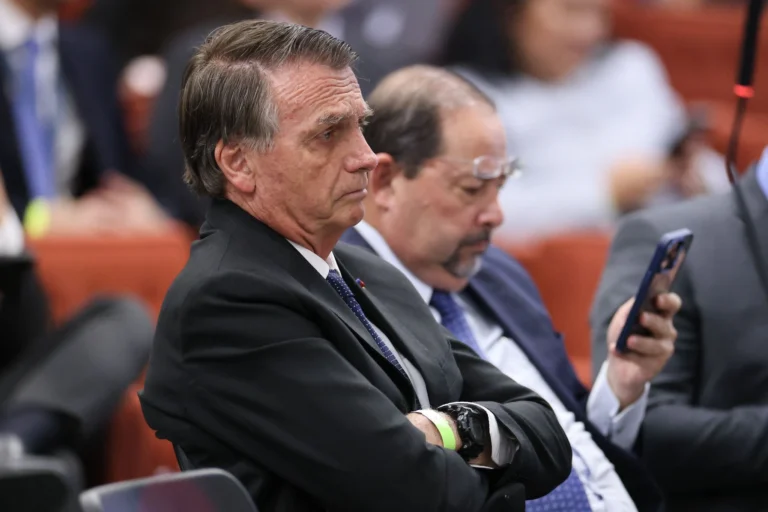 Lindbergh pede que Bolsonaro retorne à Papuda após arma achada em blitz