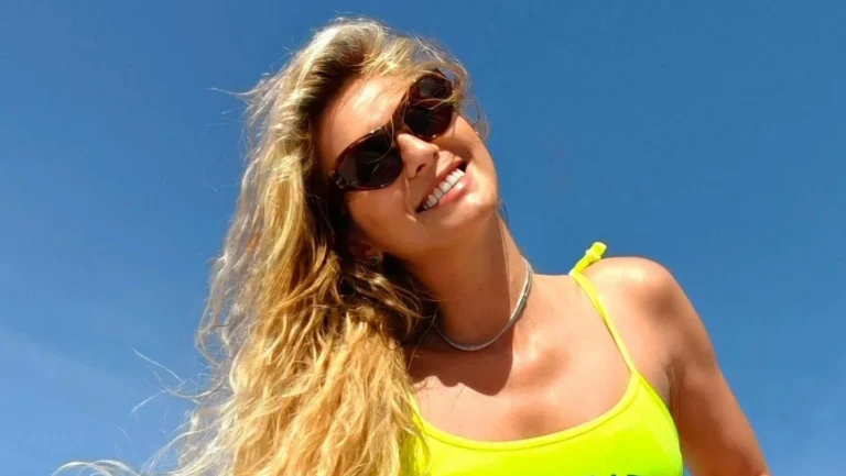 Lívia Andrade usa biquíni em homenagem ao Brasil em praia de Miami
