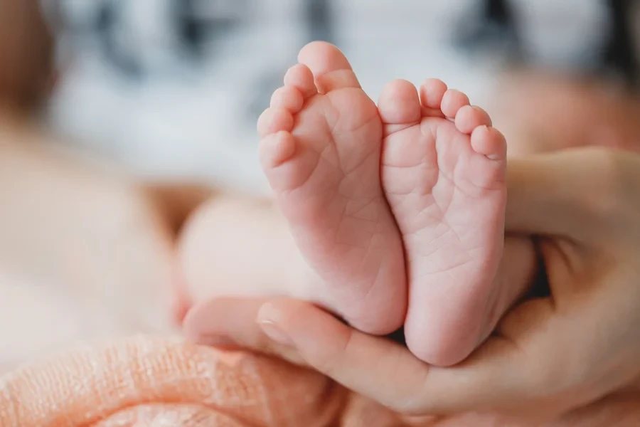 Bebê de 1 ano cai da cama durante brincadeira e morre em assentamento