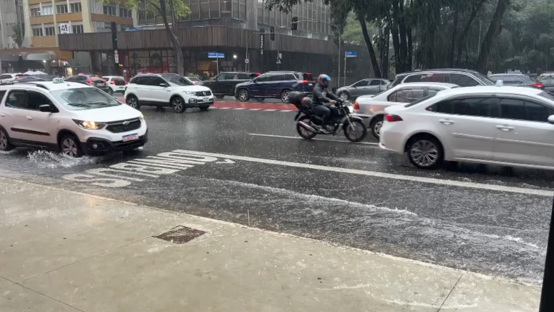Homem morre ao ser levado por enxurrada em temporal no interior de SP