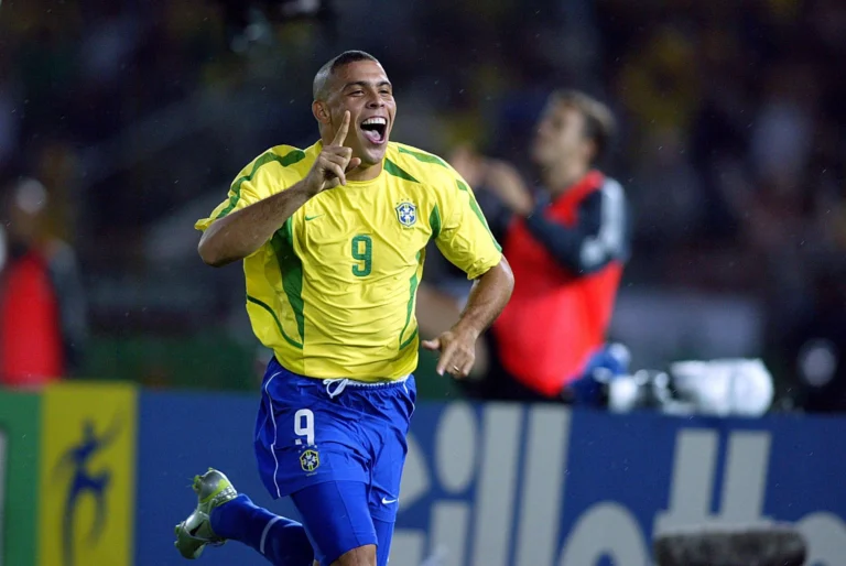 Camisa do Brasil na Copa de 2002 é eleita uma das mais feias da história