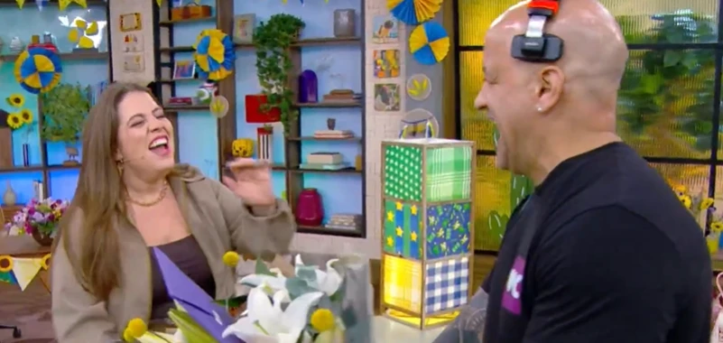 Tati Machado ganha buquê e se emociona: 